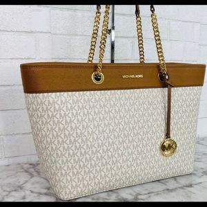 Selling Michael Kors purse with wallet